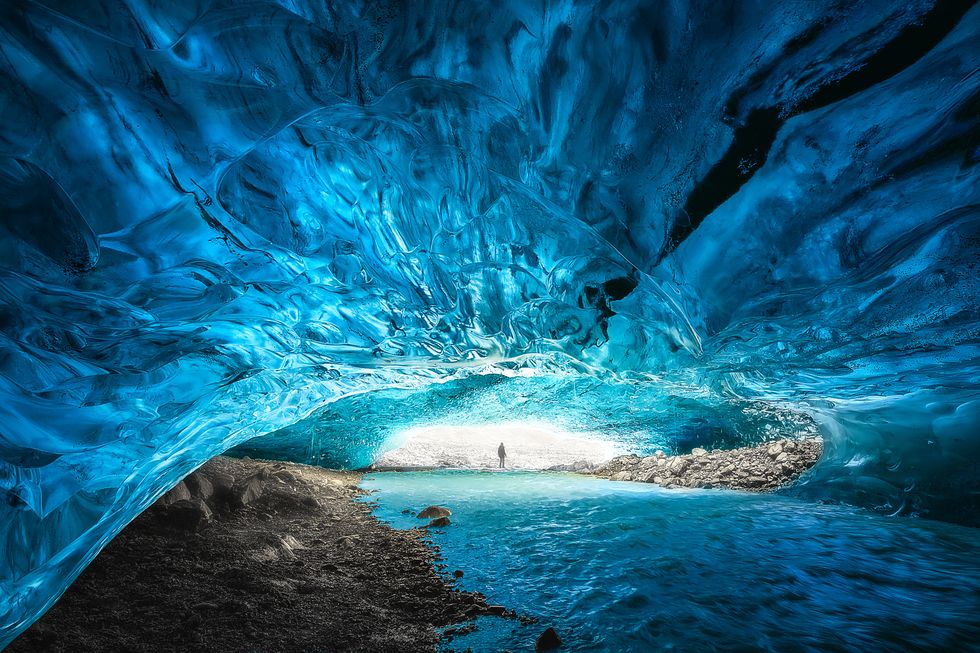 アイスランド　ヴァトナヨークル氷河　ブルーアイスケーブ