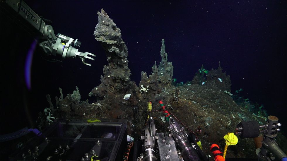 Een van afstand bestuurd voertuig bereidt zich voor om monsters te nemen van hydrothermale bronnen in de diepzee