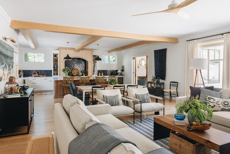 Modern openconcept living space with kitchen and dining area