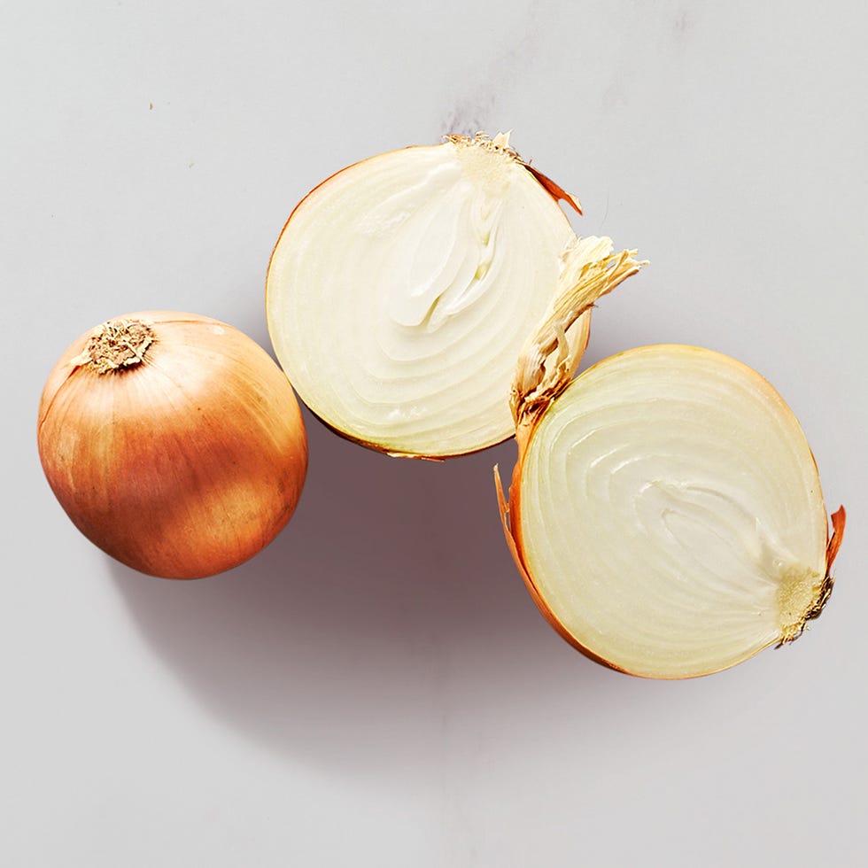 a few different colored onions