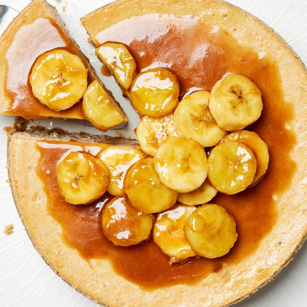 bananas foster cheesecake topped with caramel sauce and sliced bananas