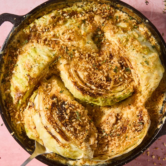 french onion cabbage gratin in a skillet topped with crispy breadcrumbs
