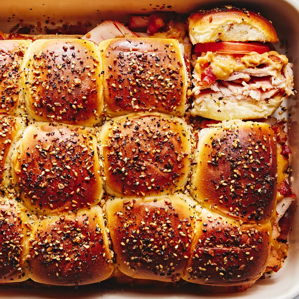 cracked pepper sliced turkey, velvety white cheddar sauce, crispy bacon, and sliced tomatoes, layered on king's hawaiian rolls and topped with everything bagel seasoning