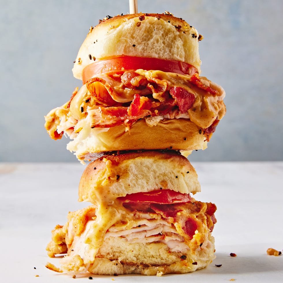 cracked pepper sliced turkey, velvety white cheddar sauce, crispy bacon, and sliced tomatoes, layered on a king's hawaiian rolls and topped with everything bagel seasoning