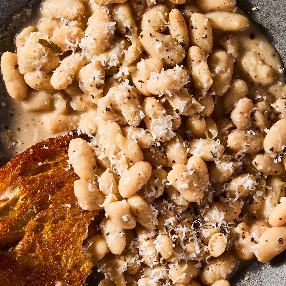 cacio e pepe white beans in a bowl with bread