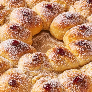 easy pull apart baked donut ring with berry jam filling