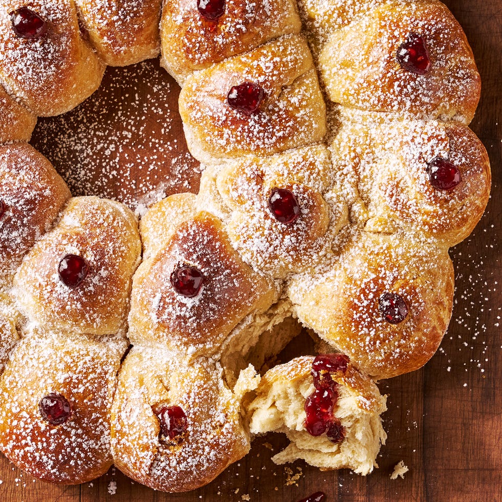 easy pull apart baked donut ring with berry jam filling