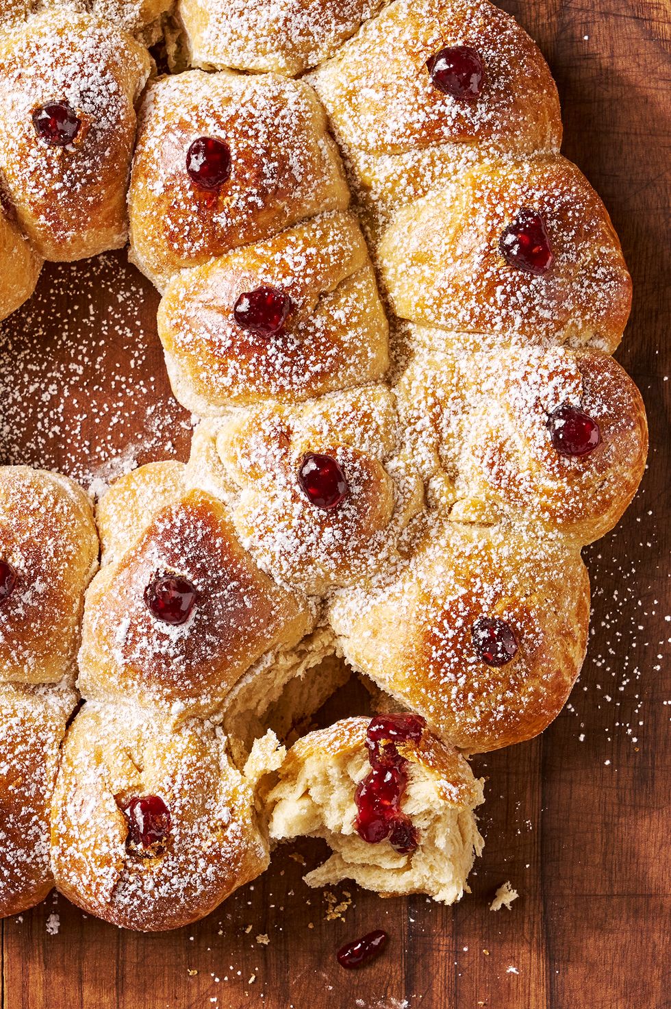 easy pull apart baked donut ring with berry jam filling