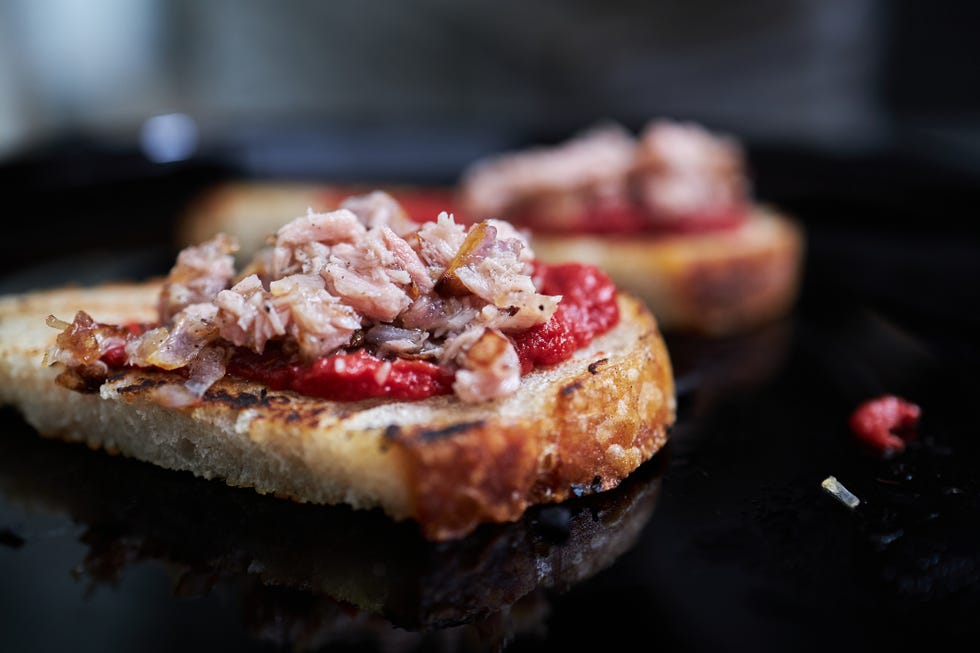 tostada de atún con tomate