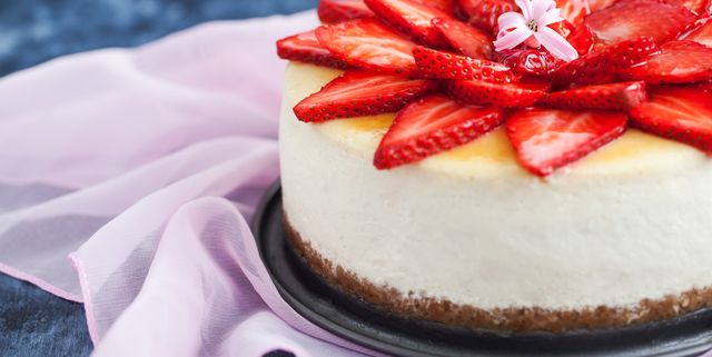 delicious cheesecake with fresh strawberries