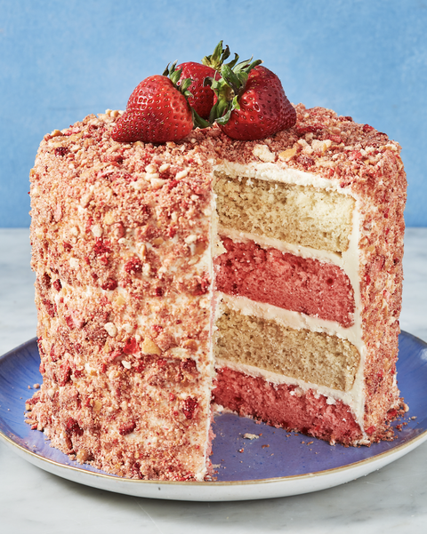 strawberry crunch cake