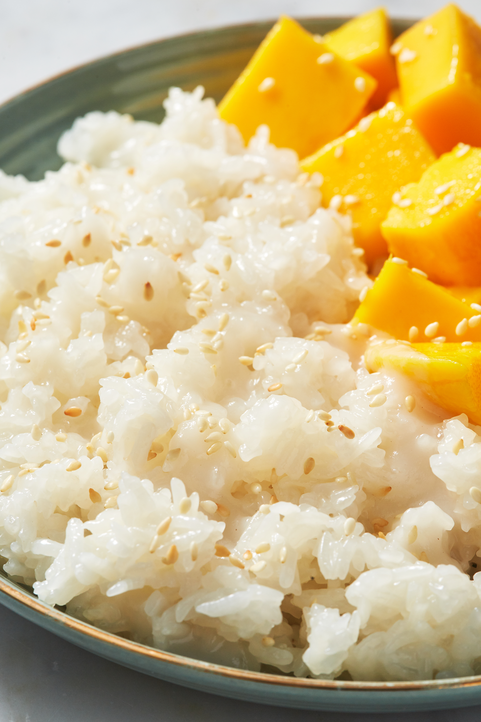 https://hips.hearstapps.com/hmg-prod/images/delish-190618-mango-sticky-rice-259-portrait-pf-1561646936.png?crop=0.9997369113391213xw:1xh;center,top&resize=980:*