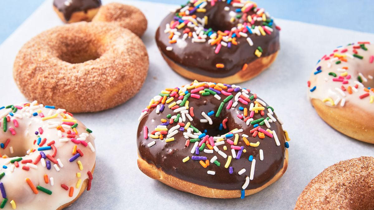 Donuts de chocolate con trozos de caramelo grupo de donuts en soporte de  respaldo ingredientes de fondo gris