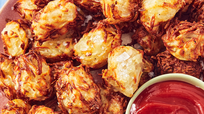 https://hips.hearstapps.com/hmg-prod/images/delish-190619-air-fryer-tater-tots-350-portrait-pf-1652385224.png?crop=0.696xw%3A0.391xh%3B0.107xw%2C0.210xh&resize=810%3A*