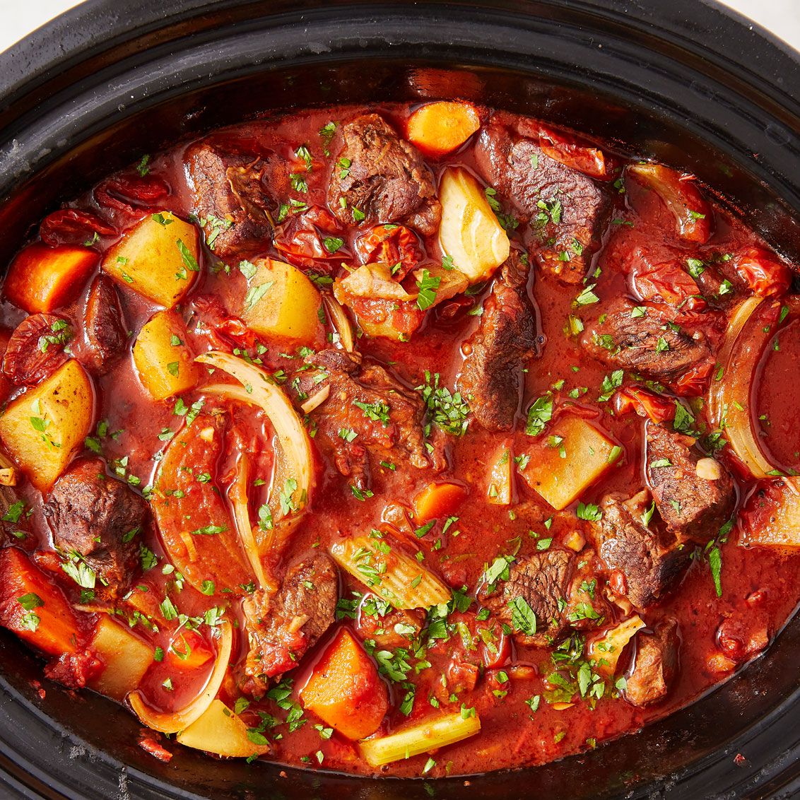 https://hips.hearstapps.com/hmg-prod/images/delish-190621-slow-cooker-beef-stew-0229-landscape-pf-1567629879.jpg?crop=0.596xw:0.894xh;0.191xw,0.0577xh&resize=1200:*