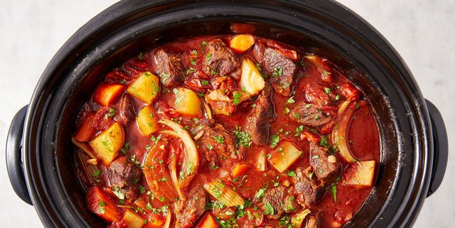 https://hips.hearstapps.com/hmg-prod/images/delish-190621-slow-cooker-beef-stew-0229-landscape-pf-1567629879.jpg?crop=1.00xw:0.752xh;0,0.0817xh&resize=640:*