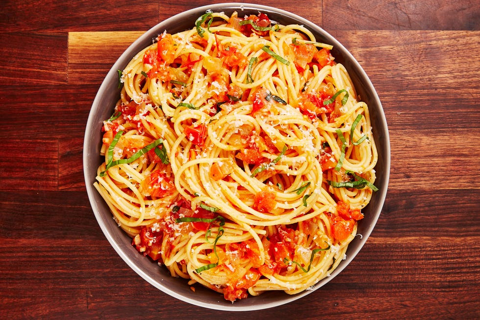 https://hips.hearstapps.com/hmg-prod/images/delish-190903-pasta-pomodoro-0201-landscape-pf-1568667704.jpg?crop=0.44456140350877194xw:1xh;center,top&resize=980:*