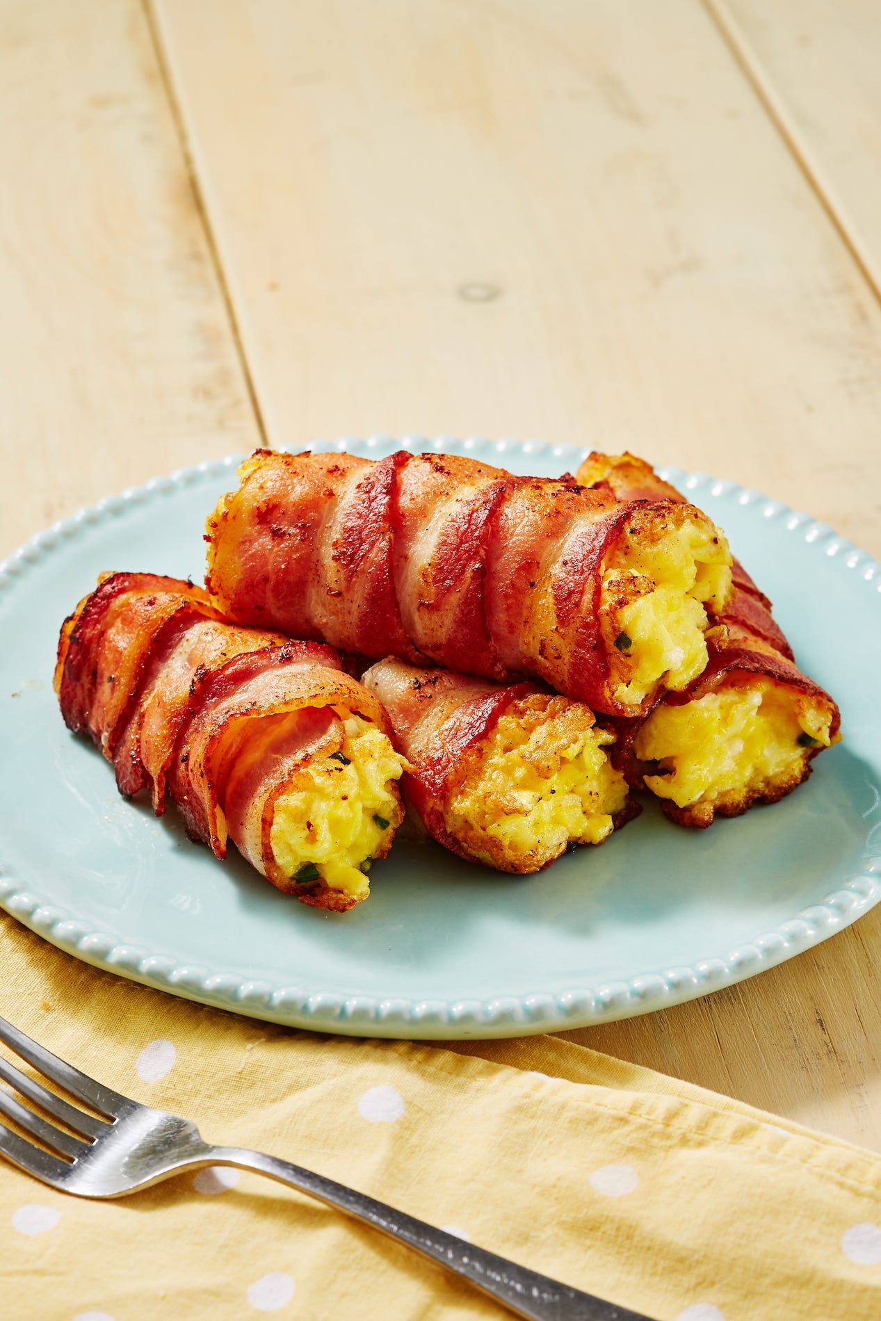 rollitos de bacon, huevo y queso