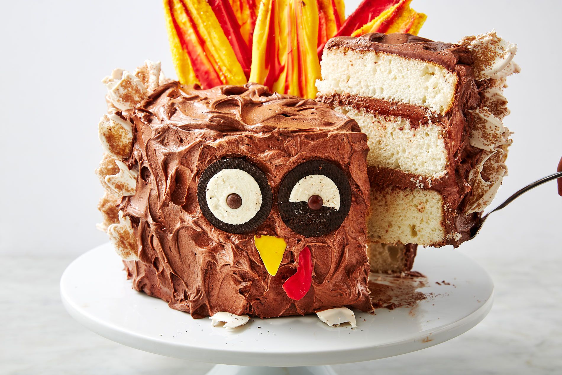 Premium Photo | Festive Thanksgiving turkey cake with fondant feathers