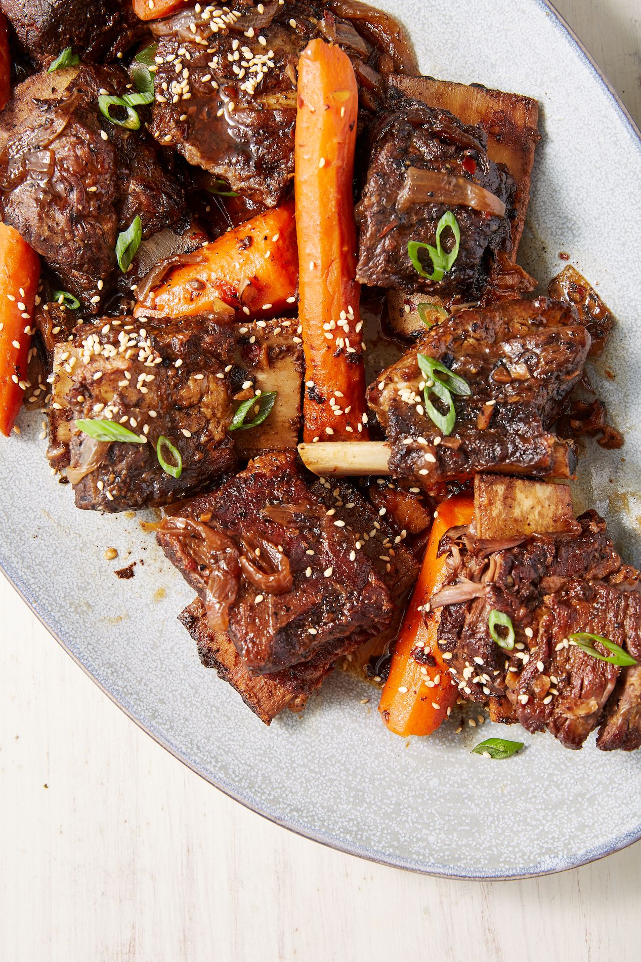 https://hips.hearstapps.com/hmg-prod/images/delish-191016-slow-cooker-short-ribs-0043-portrait-pf-1572371533.jpg