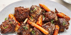 saucy slow cooker short ribs with carrots and onions