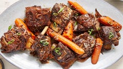 https://hips.hearstapps.com/hmg-prod/images/delish-191016-slow-cooker-short-ribs-0065-landscape-pf-1572371534.jpg?crop=1.00xw%3A0.846xh%3B0%2C0.0721xh&resize=240%3A*