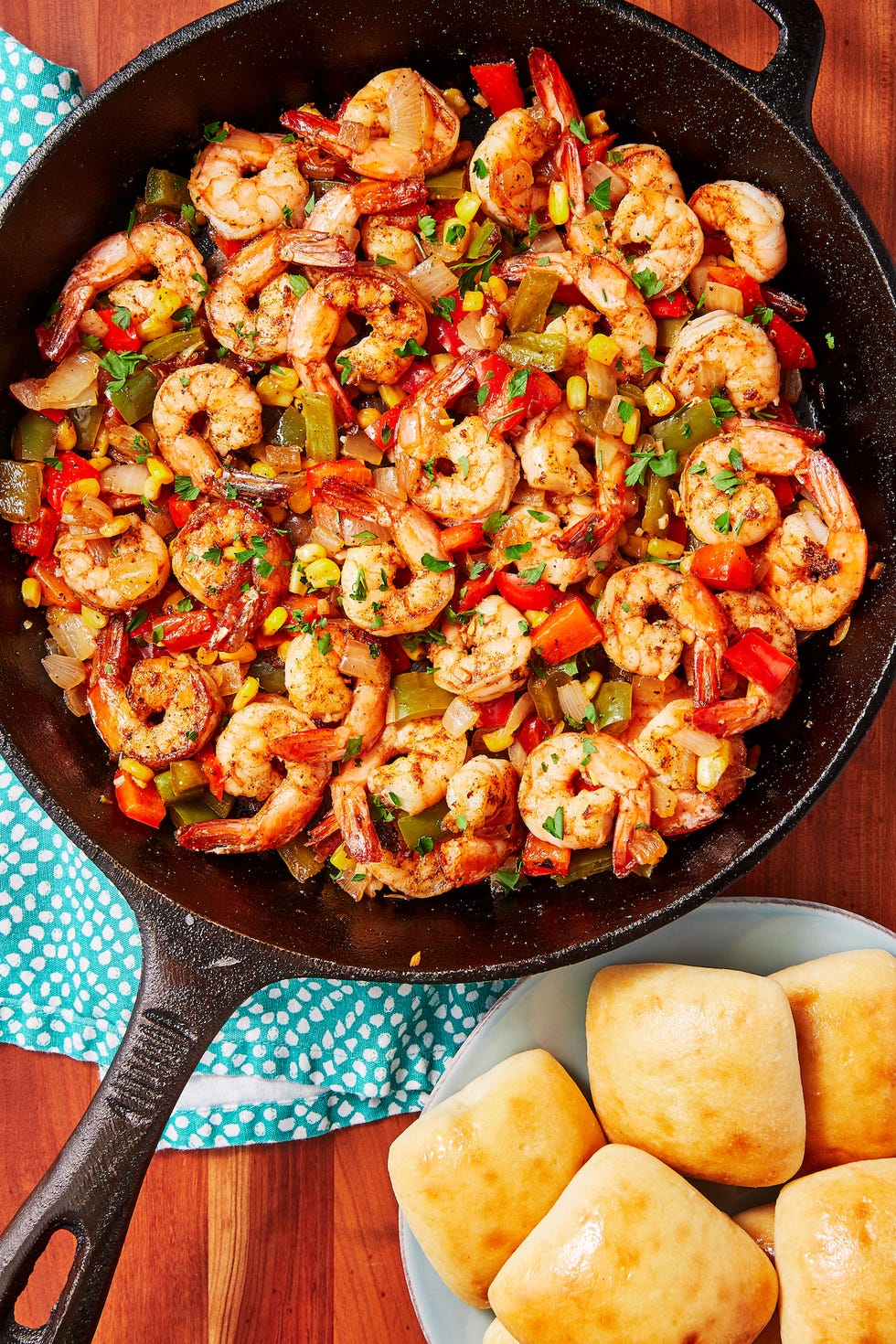 https://hips.hearstapps.com/hmg-prod/images/delish-191111-cajun-shrimp-skillet-0135-portrait-pf-1573681014.jpg?crop=0.9997369113391213xw:1xh;center,top&resize=980:*