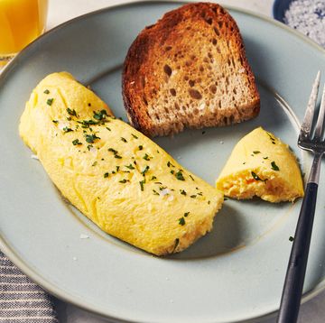 french omelet with toast