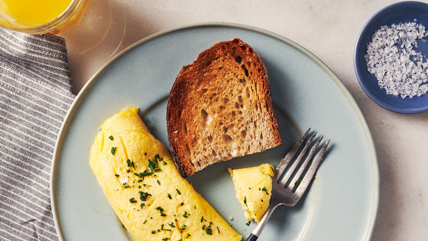 https://hips.hearstapps.com/hmg-prod/images/delish-200527-french-omelet-004-ab-1594245544.jpg?crop=0.766xw:0.649xh;0.109xw,0.163xh