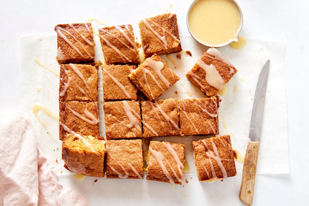 https://hips.hearstapps.com/hmg-prod/images/delish-200813-maple-butter-blondies-2873-landscape-yaeditlo-jpg-1633971585.jpg?crop=1xw:0.84375xh;center,top&resize=1200:*