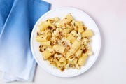 garlicky roasted cauliflower pasta