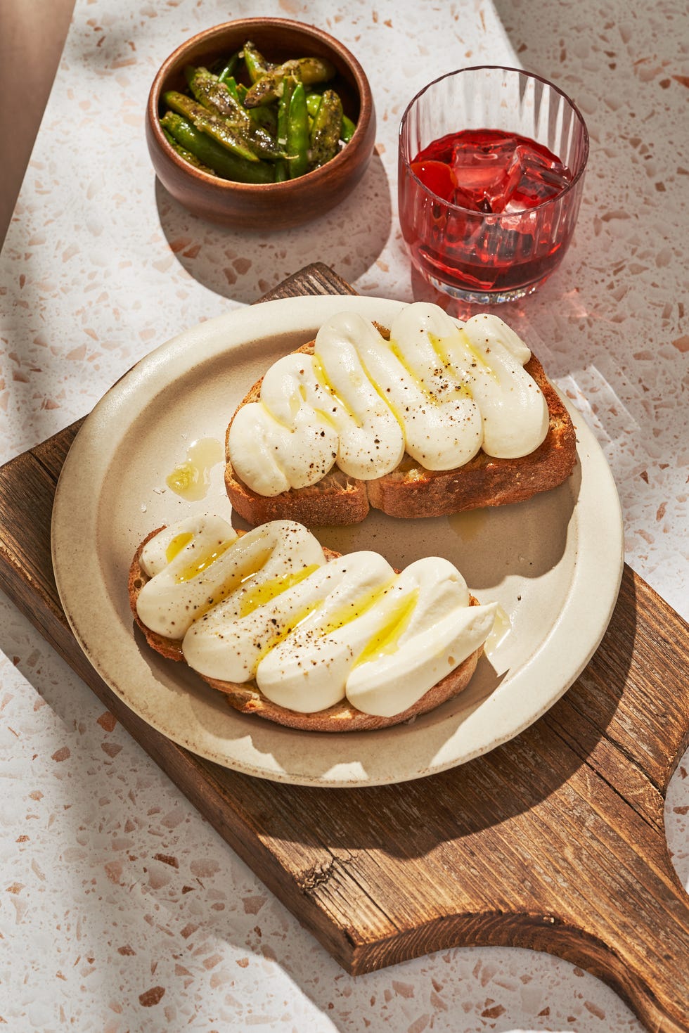 https://hips.hearstapps.com/hmg-prod/images/delish-20210423-whipped-ricotta-toast-001-ab-1619697047.jpg?crop=0.794xw:0.796xh;0.0765xw,0.0545xh&resize=980:*