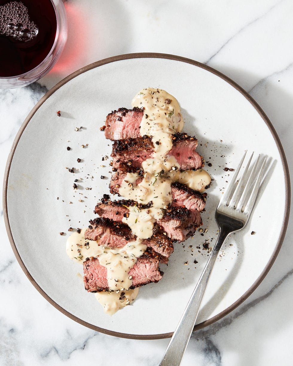 https://hips.hearstapps.com/hmg-prod/images/delish-210722-steak-poivre-01-portrait-jg-1627489681.jpg?crop=0.649xw:0.780xh;0.172xw,0.145xh&resize=980:*