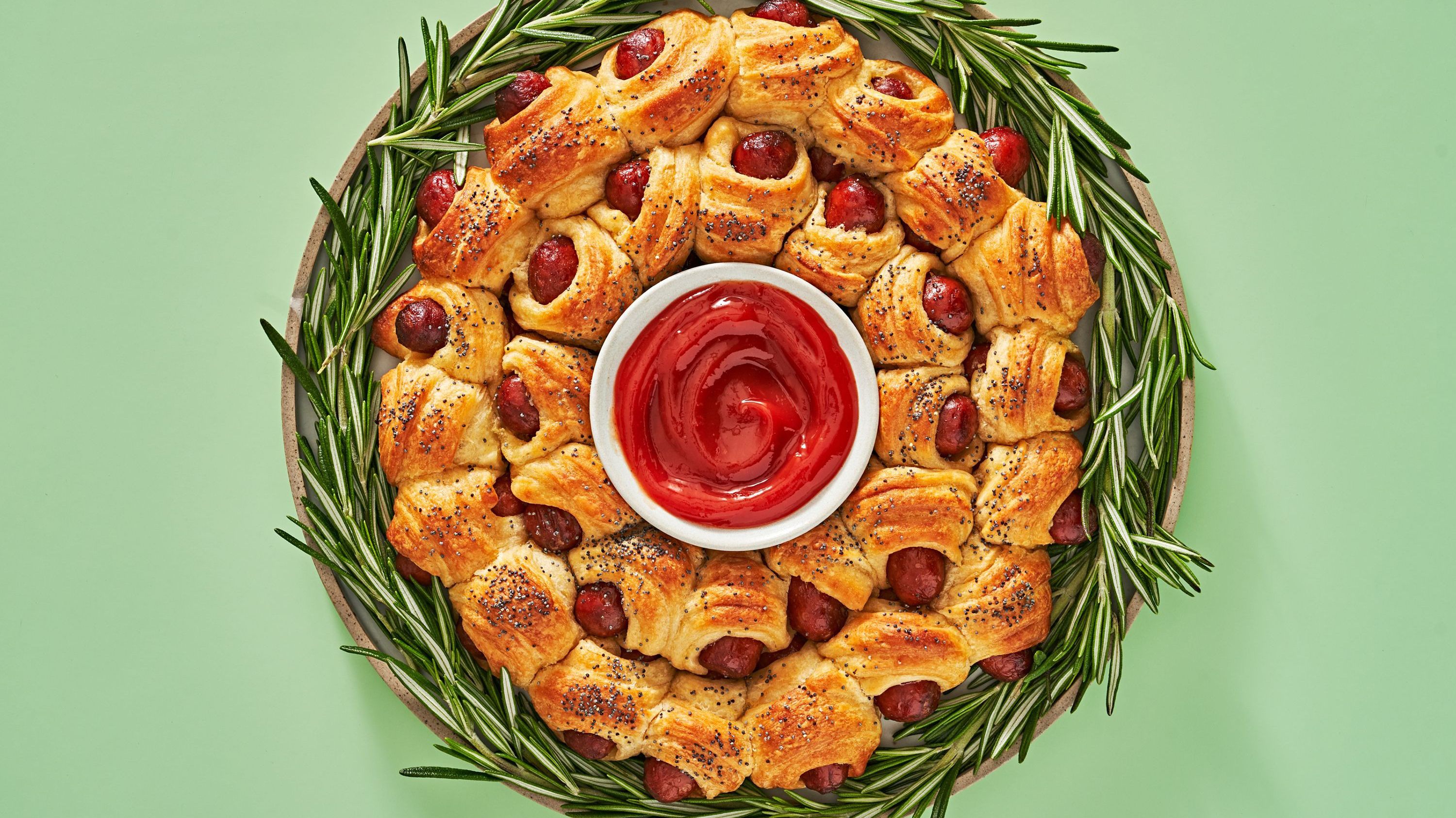 https://hips.hearstapps.com/hmg-prod/images/delish-210823-pigs-blanket-wreat-65679f5681525.jpeg