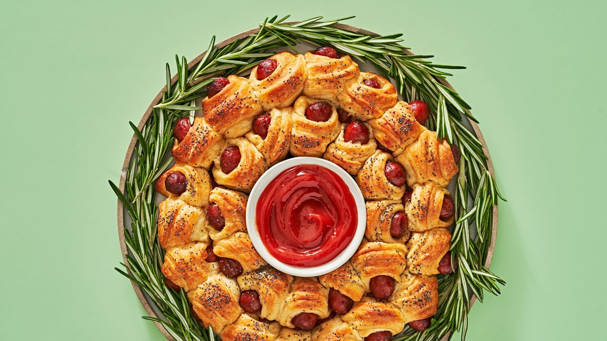preview for Pigs In A Blanket Wreath Is The Most Epic Holiday Appetizer