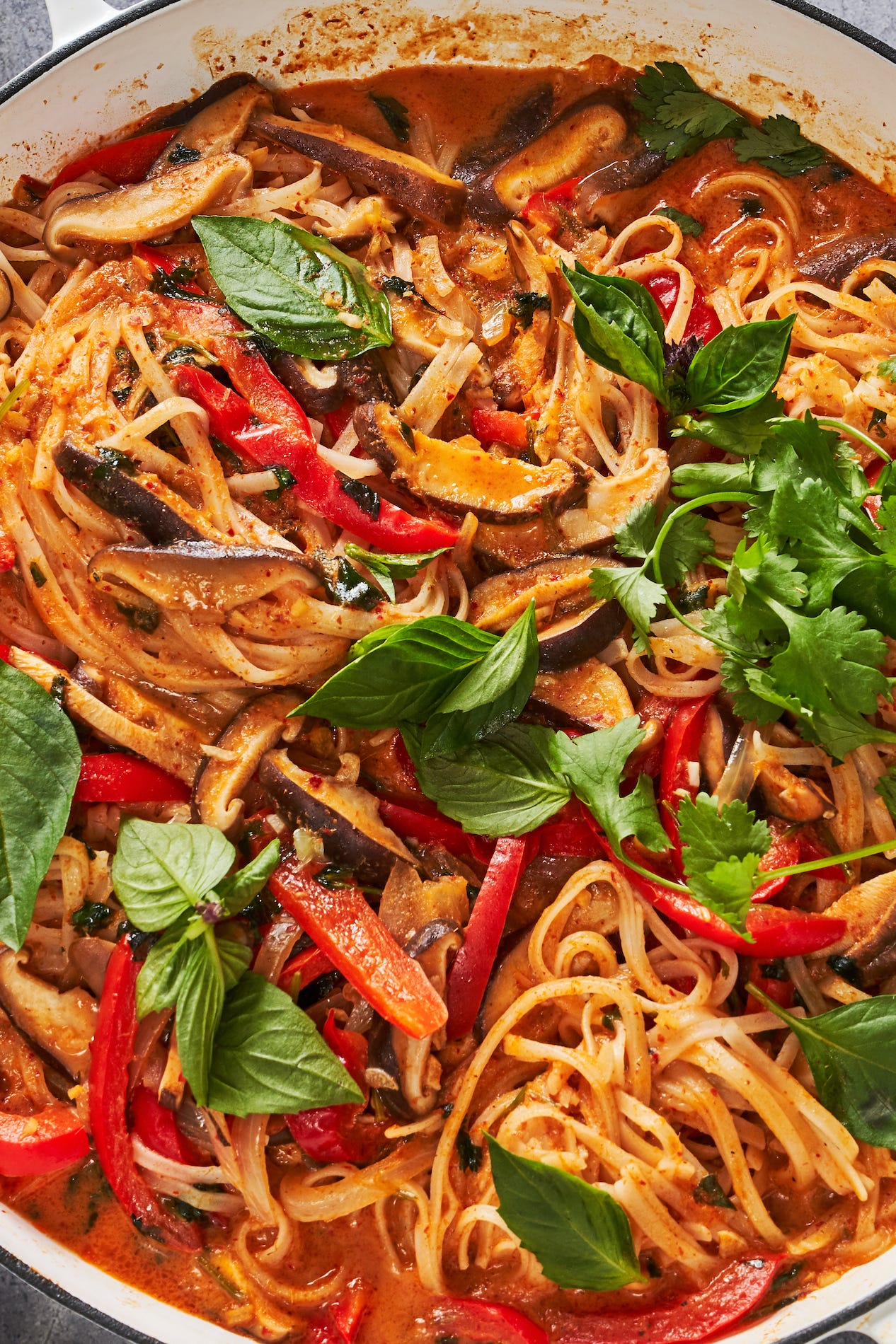 noodles tailandeses de coco y curry rojo