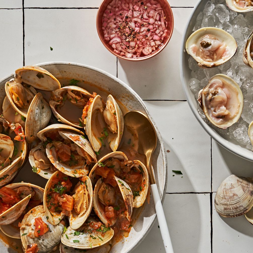 https://hips.hearstapps.com/hmg-prod/images/delish-220808-how-to-cook-clams-002-ab-web-1655392050.jpg?crop=0.529xw:0.793xh;0.0867xw,0.181xh&resize=1200:*