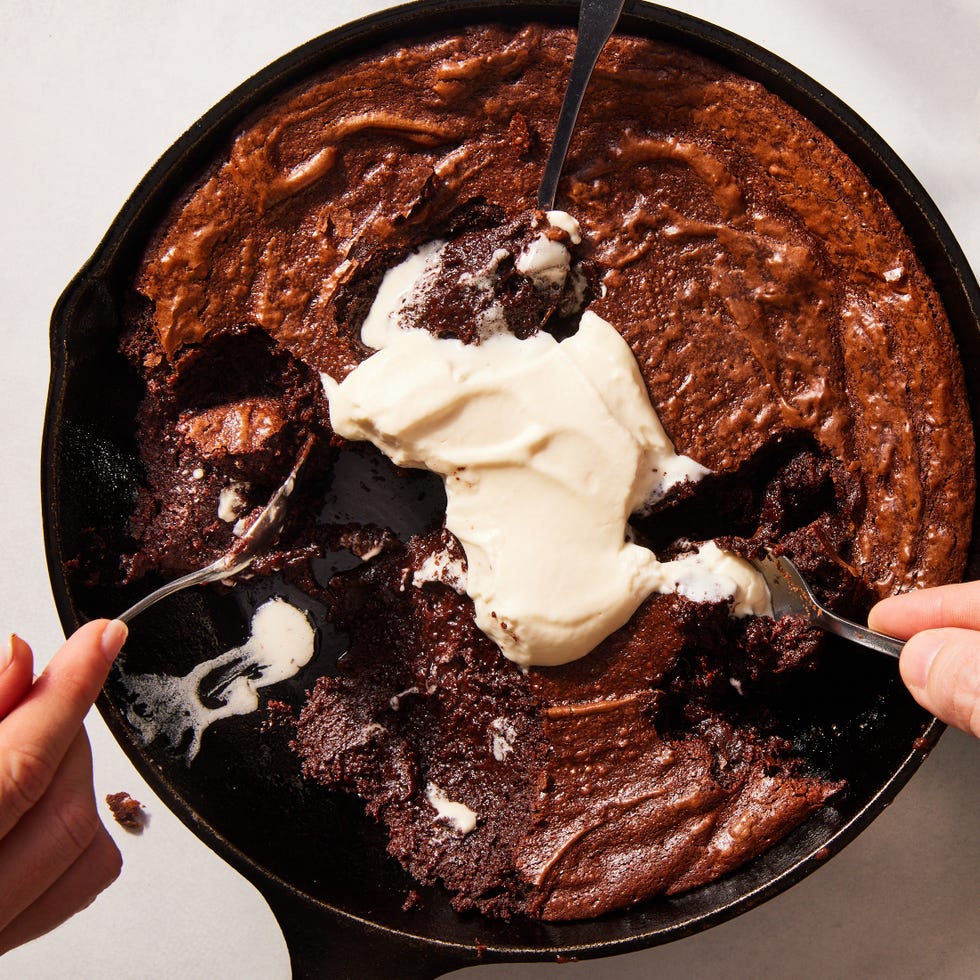 Skillet fudge brownie pudding