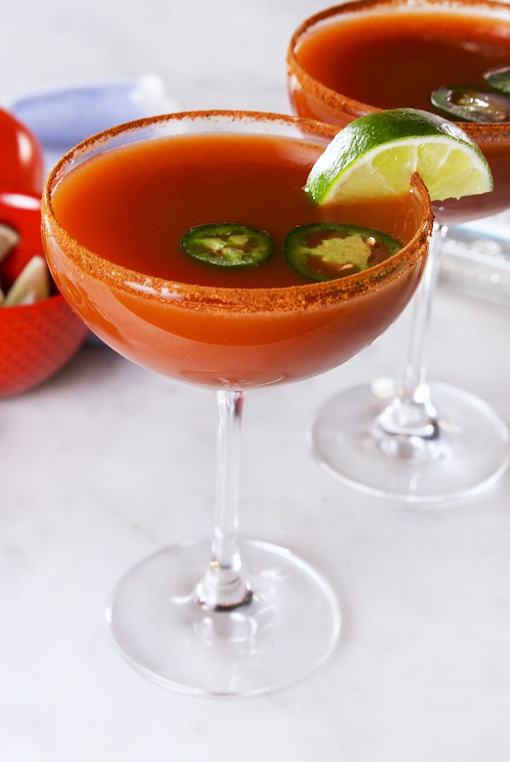 https://hips.hearstapps.com/hmg-prod/images/delish-bloody-mary-margaritas-still004-1558632927.jpg?crop=0.376xw:1.00xh;0.313xw,0&resize=980:*