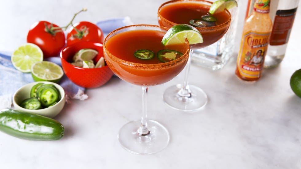 https://hips.hearstapps.com/hmg-prod/images/delish-bloody-mary-margaritas-still004-1558632927.jpg?crop=0.376xw:1.00xh;0.313xw,0&resize=980:*