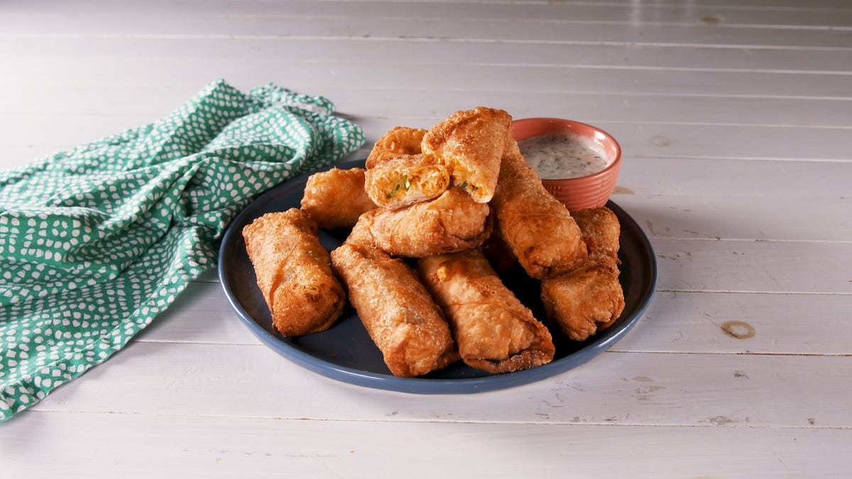 https://hips.hearstapps.com/hmg-prod/images/delish-buffalo-chicken-egg-rolls-still003-1574093962.jpg?crop=0.566xw:1.00xh;0.220xw,0&resize=1200:*