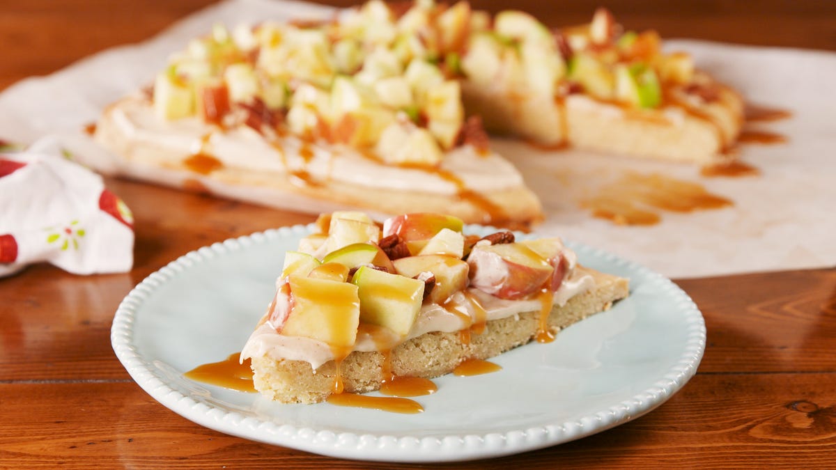 https://hips.hearstapps.com/hmg-prod/images/delish-caramel-apple-pizza-still003-1536959032.jpg?crop=1.00xw:0.892xh;0,0.0484xh&resize=1200:*