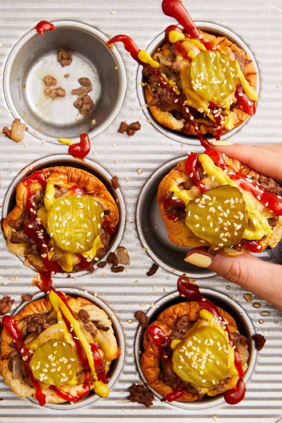 https://hips.hearstapps.com/hmg-prod/images/delish-cheeseburger-cups-horizontal-1657813771.jpg?crop=0.9918367346938776xw:1xh;center,top&resize=980:*