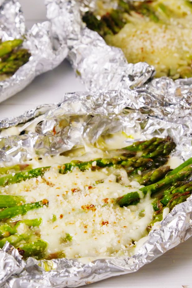 https://hips.hearstapps.com/hmg-prod/images/delish-cheesy-asparagus-foil-packs-pin-2-1529086661.jpg?crop=0.838xw:0.839xh;0.0918xw,0&resize=980:*