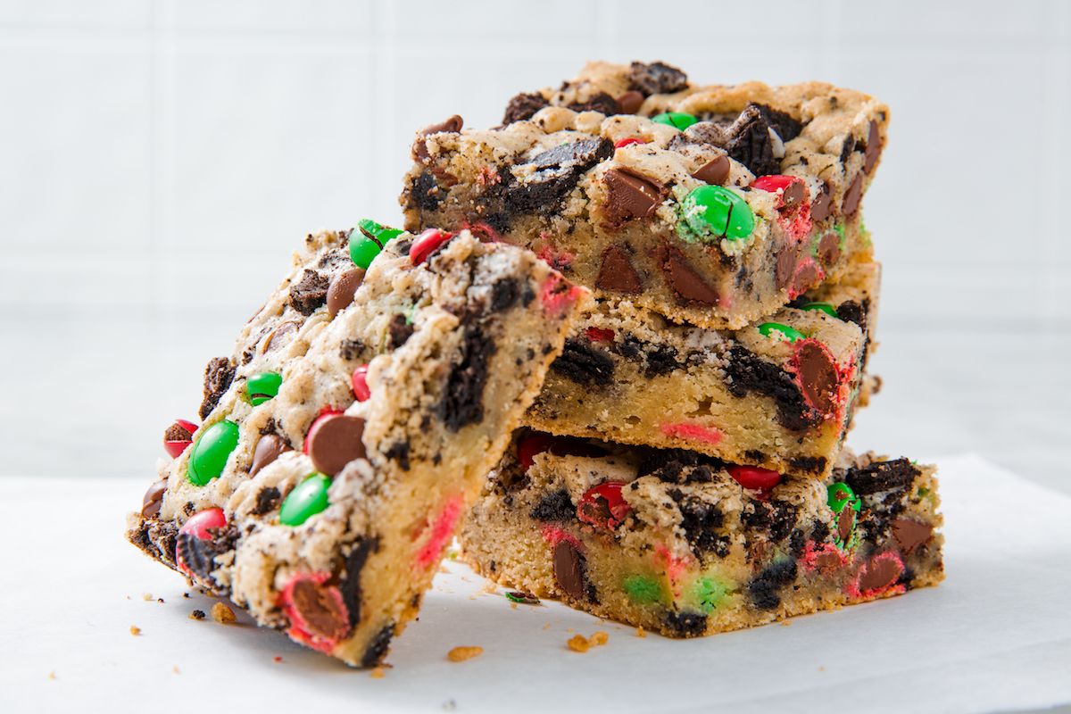 Best Christmas Blondies Recipe - How To Make Christmas Blondies With M&Ms