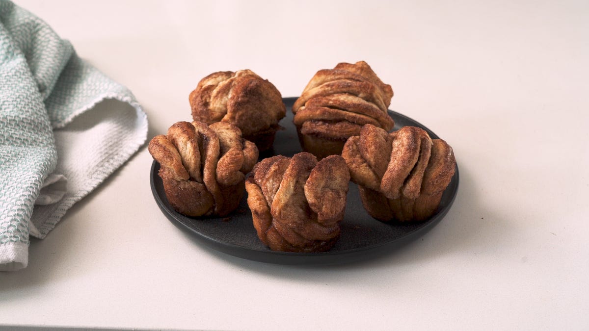preview for Churro Pull-Apart Muffins Are The PERFECT Breakfast Treat