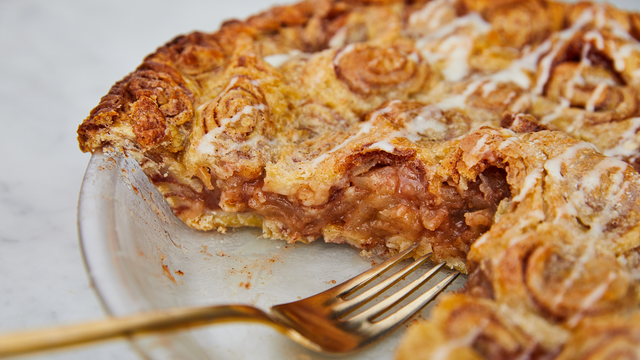 Cinnamon Roll Apple Pie horizontal