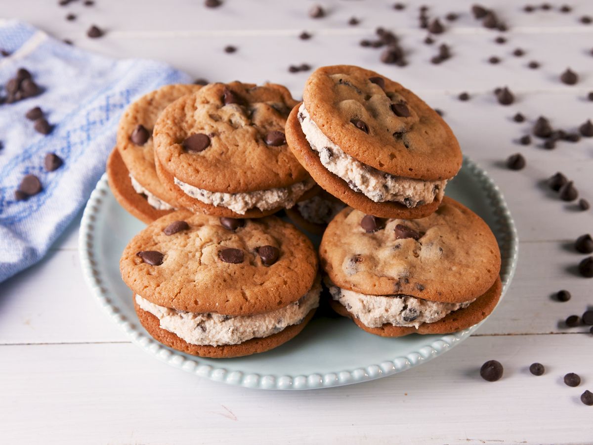 https://hips.hearstapps.com/hmg-prod/images/delish-cookie-dough-sandwhiches-still002-1562020902.jpg?crop=0.75xw:1xh;center,top&resize=1200:*