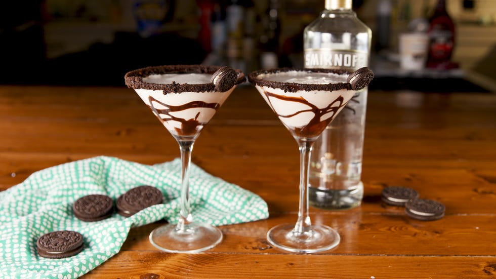 Martini glass, Drink, Stemware, Drinkware, Alcoholic beverage, Champagne stemware, Distilled beverage, Wine glass, Glass, Liqueur, 