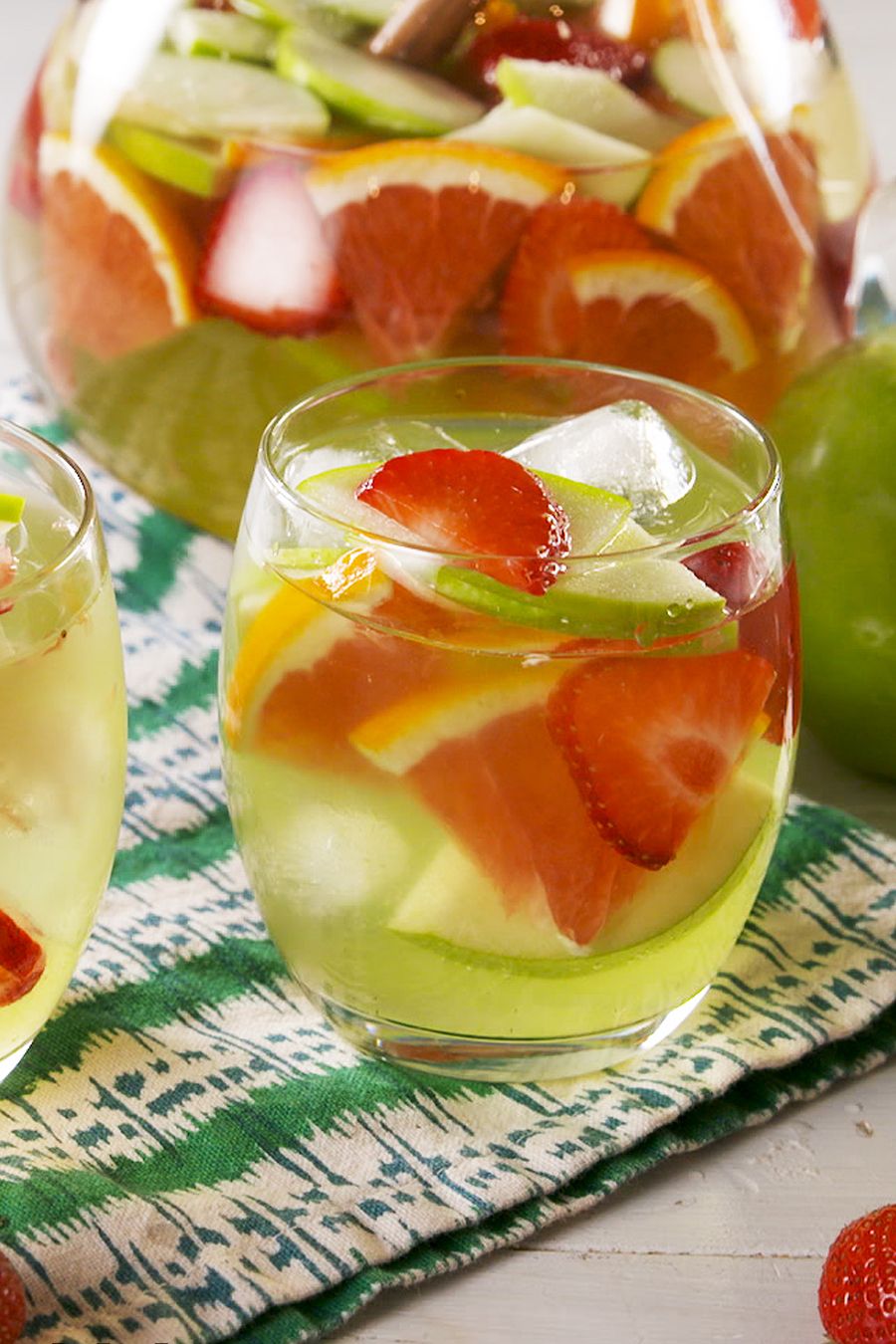 https://hips.hearstapps.com/hmg-prod/images/delish-copycat-green-apple-moscato-sangria-pin-1566407362.jpg?crop=1xw:0.9453781512605042xh;center,top&resize=980:*